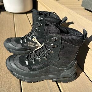Vans MTE snow kicker GORE-Tex boots. Brand new, sample pair.